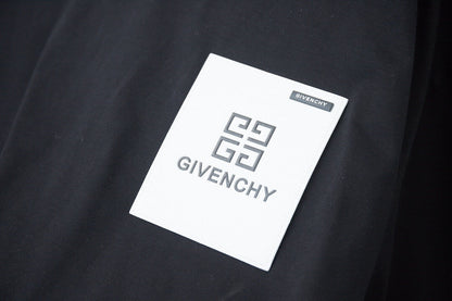 Camiseta con bolsillo metálico y letras