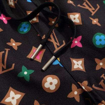 Conjunto de camiseta y pantalones cortos con estampado colorido por todas partes