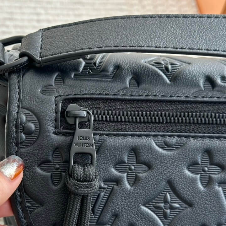 Bolso bandolera clásico de piel repujada
