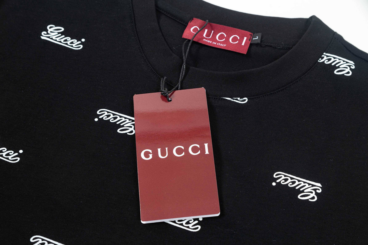 Camiseta con letras estampadas completas