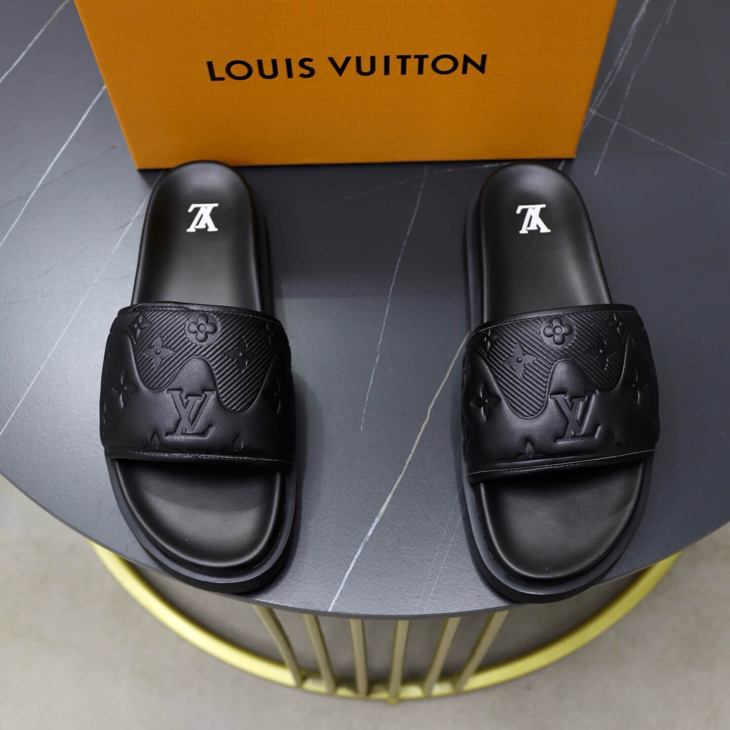 Chaussons multicolores à motifs classiques