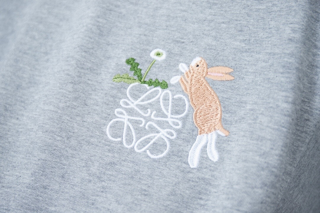 Camiseta con bordado de conejo