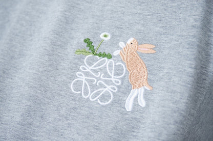 Camiseta con bordado de conejo