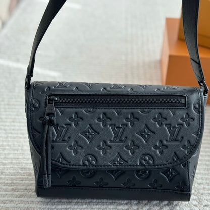 Bolso bandolera clásico de piel repujada