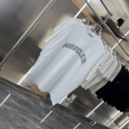 Camiseta con estampado de letras huecas