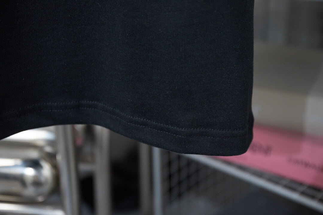 Camiseta vaquera con parches bordados