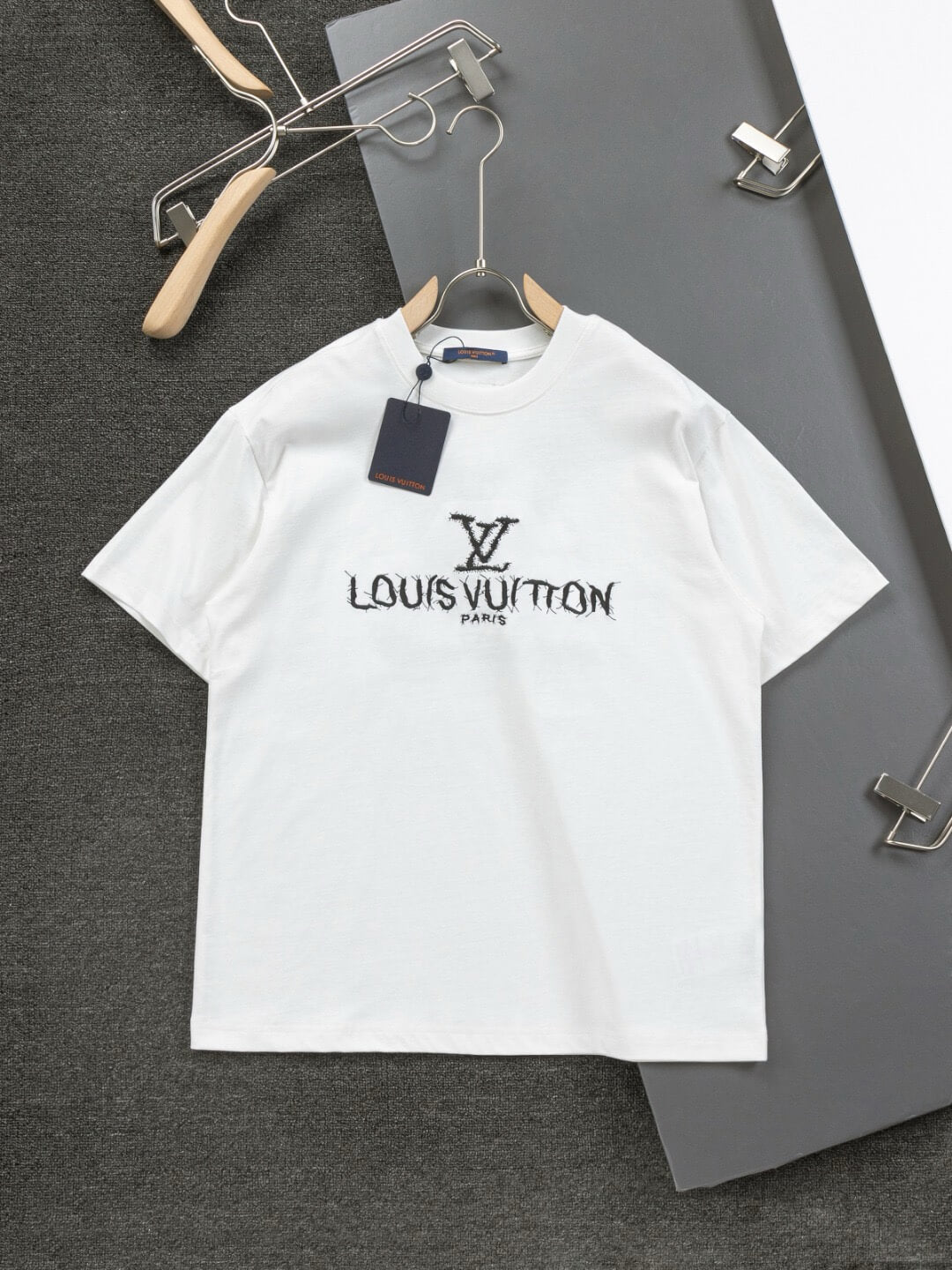 Camiseta con bordado delantero y trasero