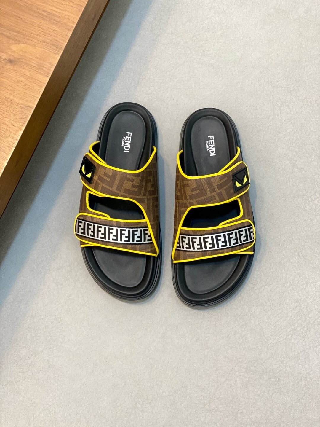 Pantuflas con estampado de ojos y estampado F