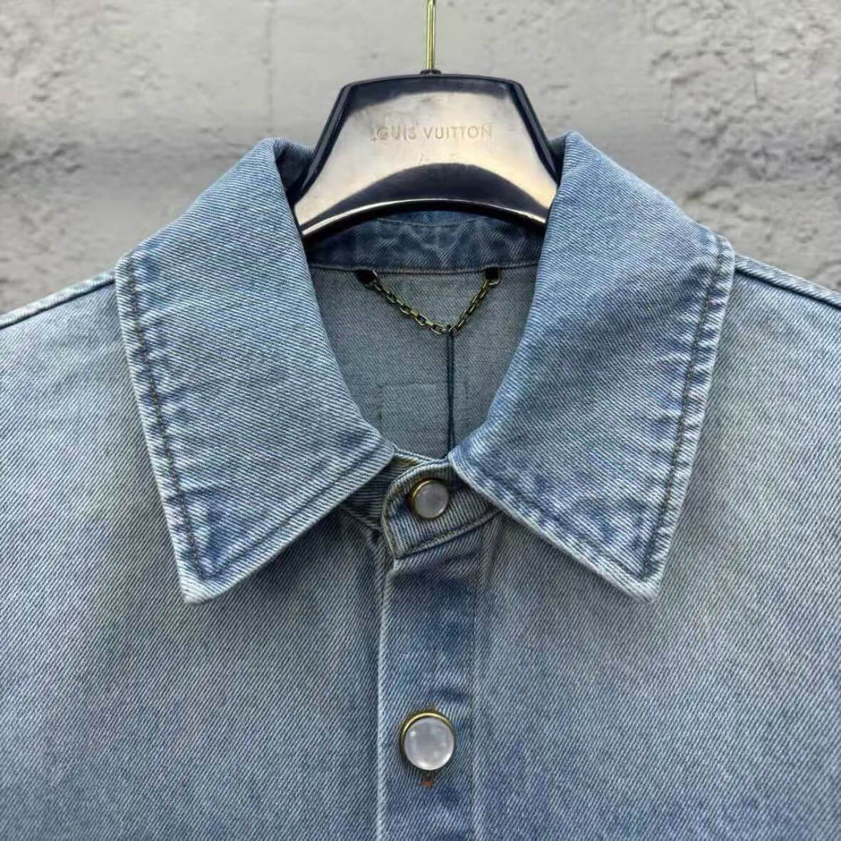 Camisa vaquera bordada con letras de bolsillo