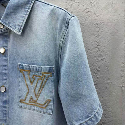 Camisa vaquera bordada con letras de bolsillo