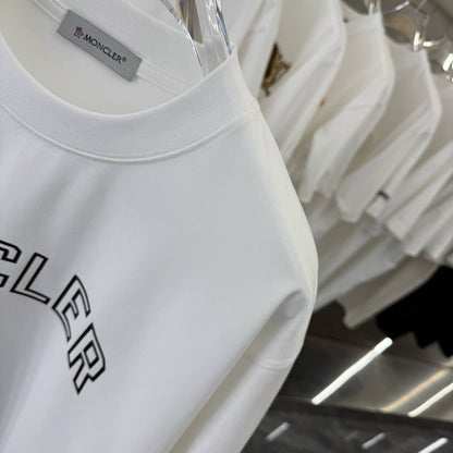 Camiseta con estampado de letras huecas