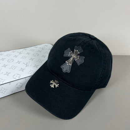 Gorra informal vanguardista decorada con metal