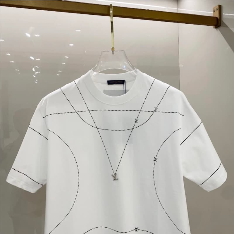 Collier et t-shirt à accents métalliques de la ligne 2025