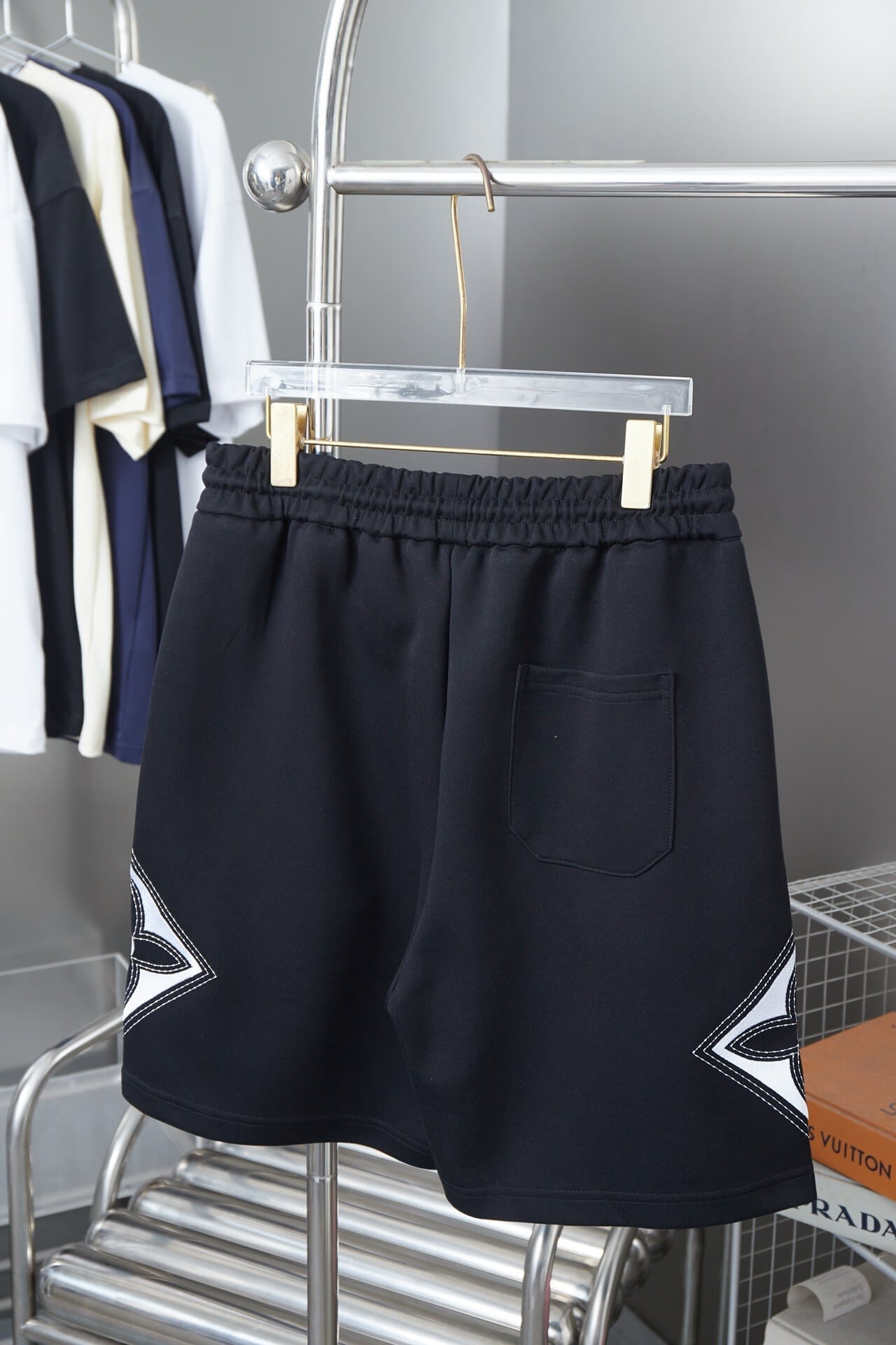 Short classique à pétales brodés