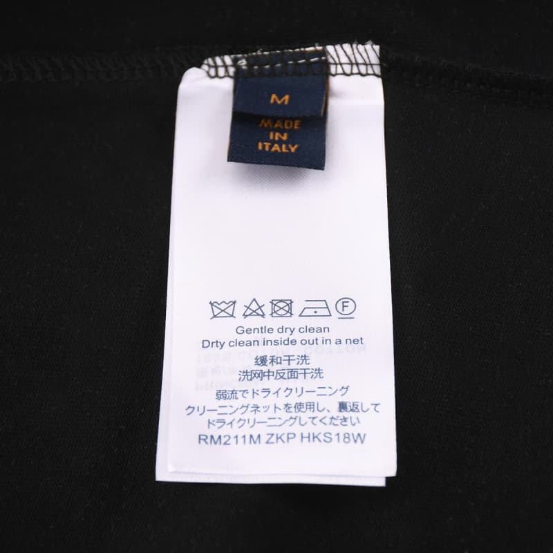 Camiseta con estampado artístico de lavado de tinta