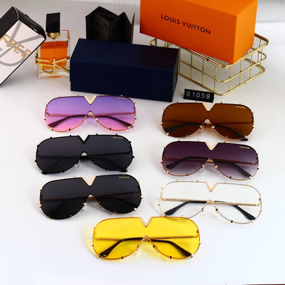 Gafas de sol modernas con montura metálica en forma de V