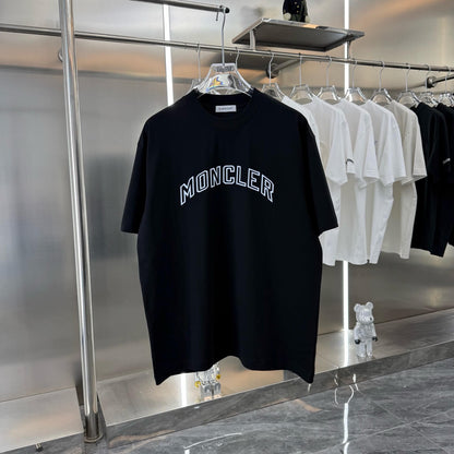 Camiseta con estampado de letras huecas