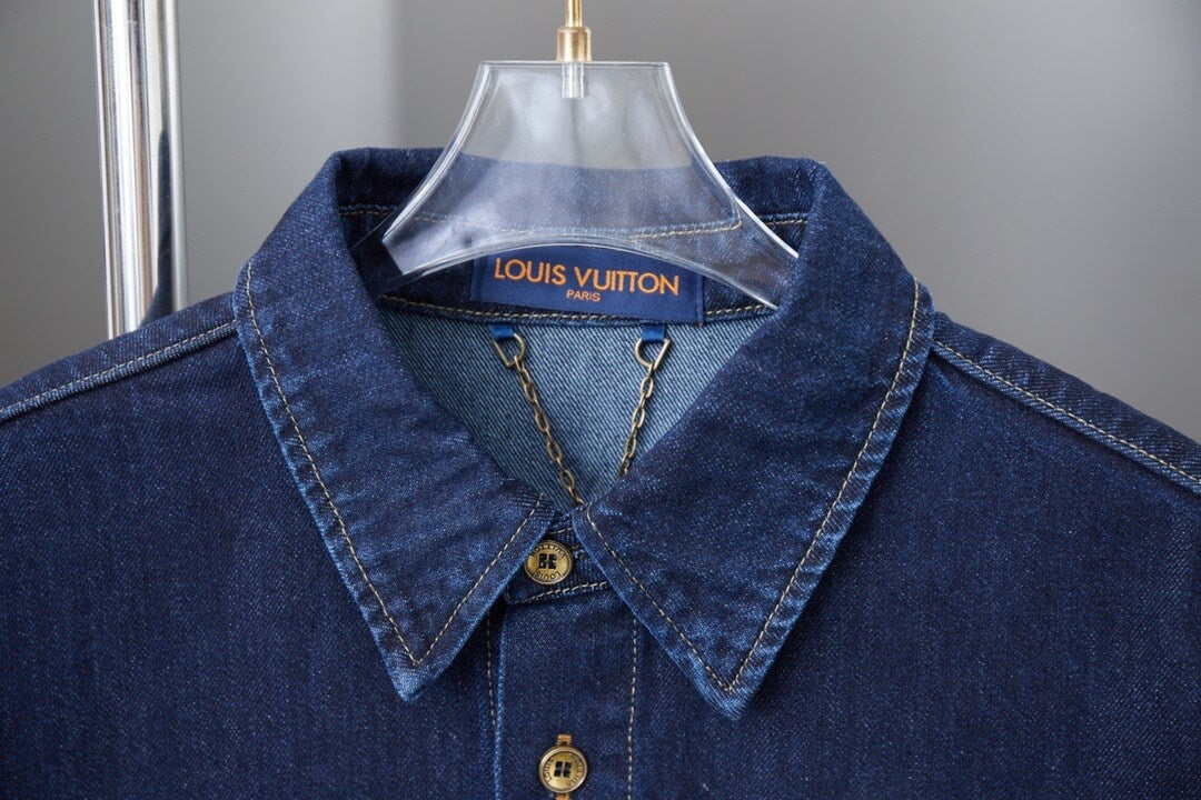 Camisa bordada con letras de firma