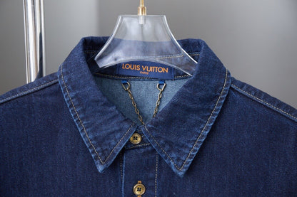 Camisa bordada con letras de firma