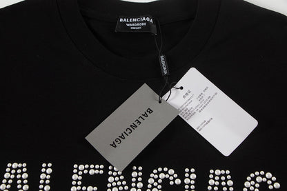 Camiseta con letras enjoyadas