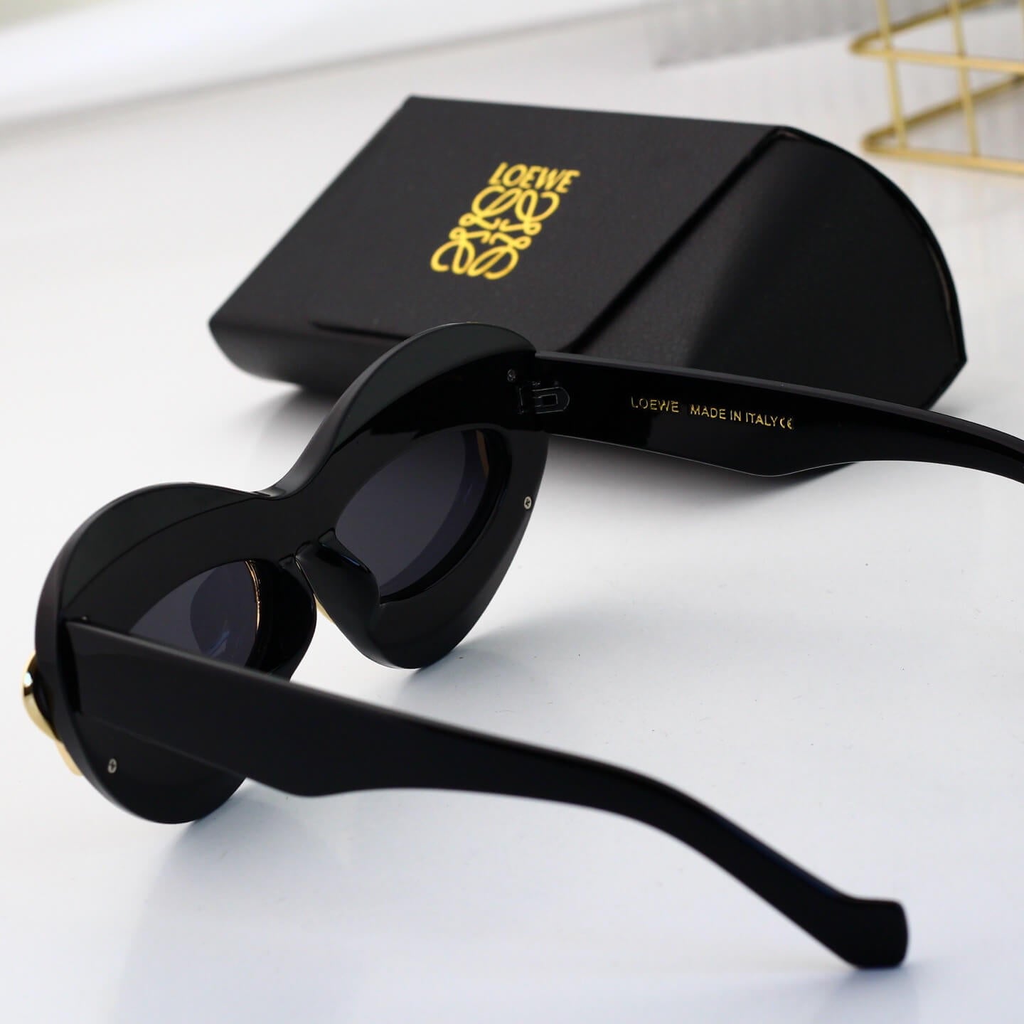 Gafas de sol retro modernas con marco de corazón incrustado