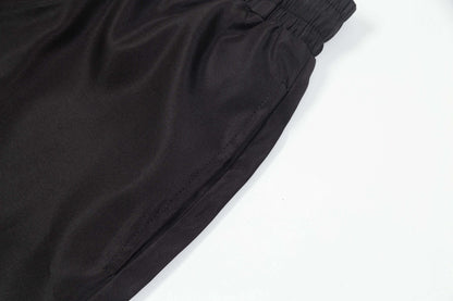 Shorts de playa con letras rosas bordadas