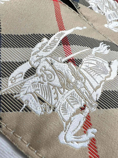 Camiseta clásica bordada con caballo de guerra
