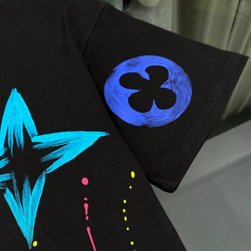 Camiseta con grafiti de color dopamina 2025