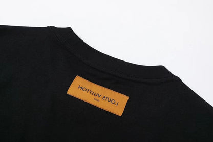 Camiseta con estampado de collar colorido