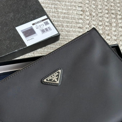 Clutch minimalista de metal con forma de triángulo