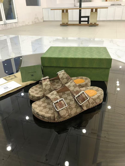 Pantuflas marrones con estampado integral