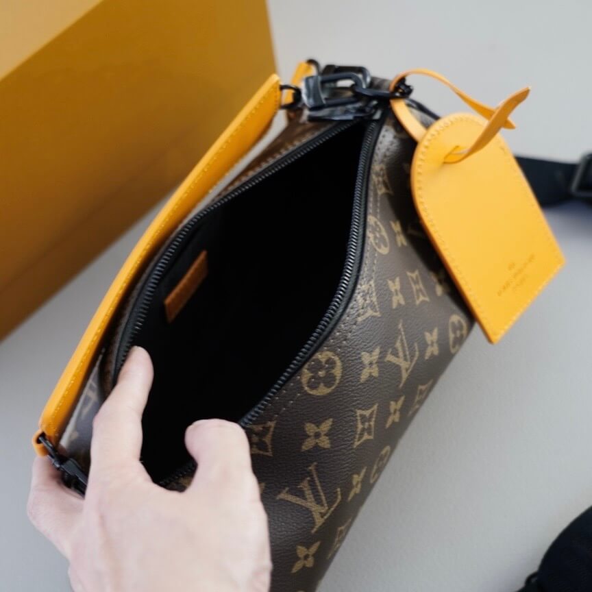 Bolso bandolera cilíndrico con estampado de monograma de moda
