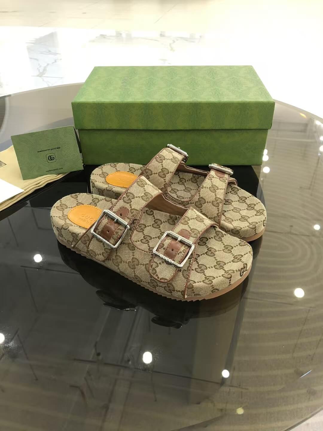 Pantuflas marrones con estampado integral