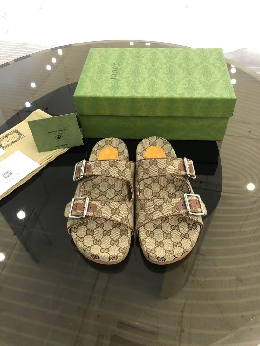 Pantuflas marrones con estampado integral