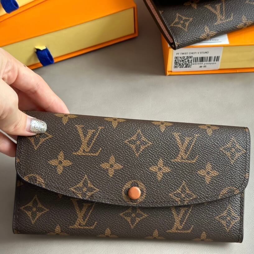 Cartera con hebilla en contraste y estampado clásico