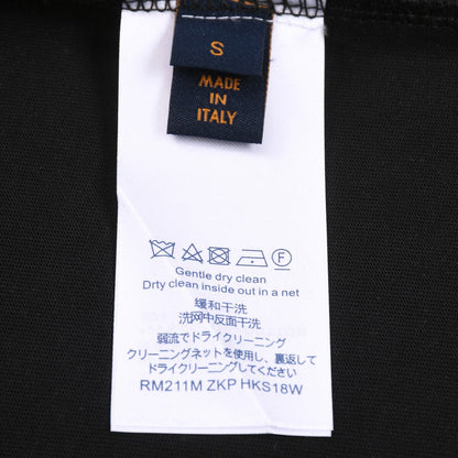 Camiseta con chapa con patrón de metal