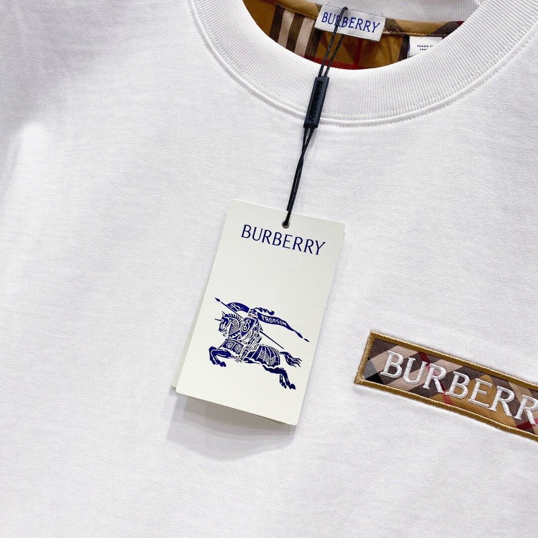 Camiseta con rayas de cuadros en las mangas