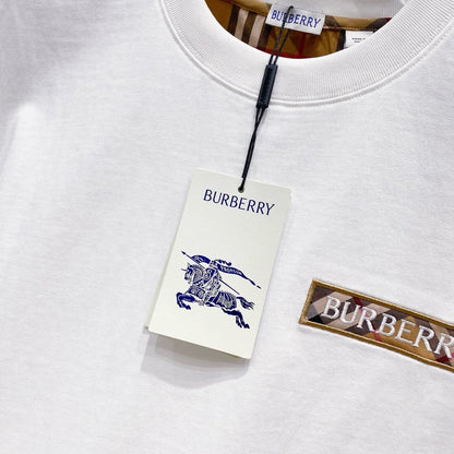 Camiseta con rayas de cuadros en las mangas