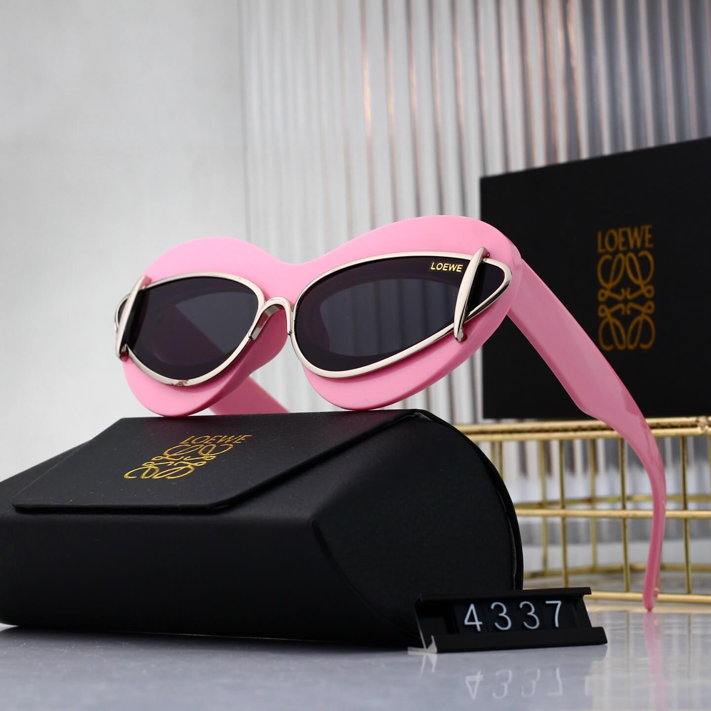 Gafas de sol retro modernas con marco de corazón incrustado