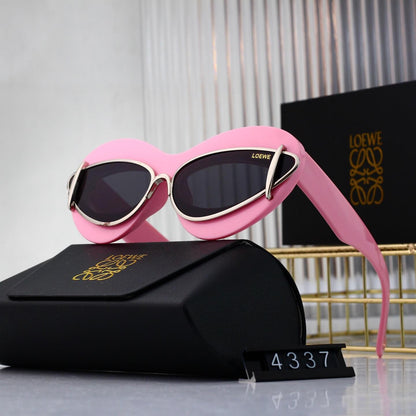 Gafas de sol retro modernas con marco de corazón incrustado