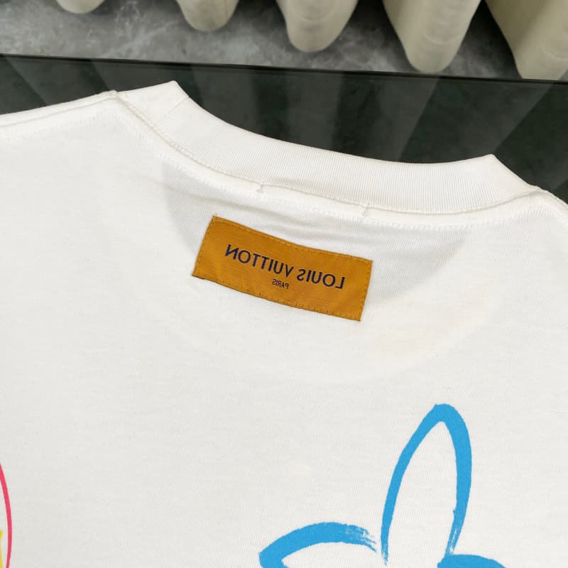 Camiseta con grafiti de color dopamina 2025