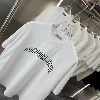 Camiseta con estampado de letras huecas