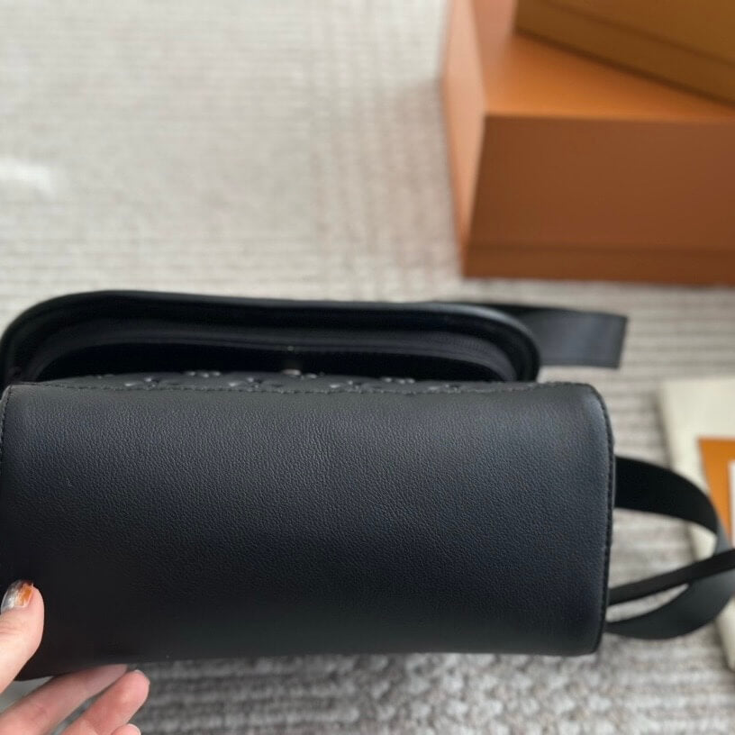 Bolso bandolera clásico de piel repujada