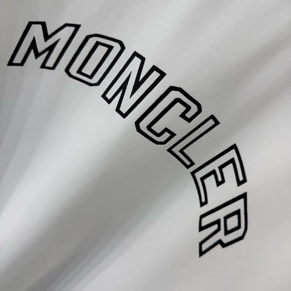 Camiseta con estampado de letras huecas