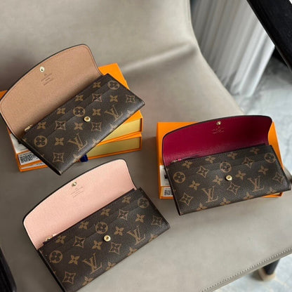 Cartera con hebilla en contraste y estampado clásico