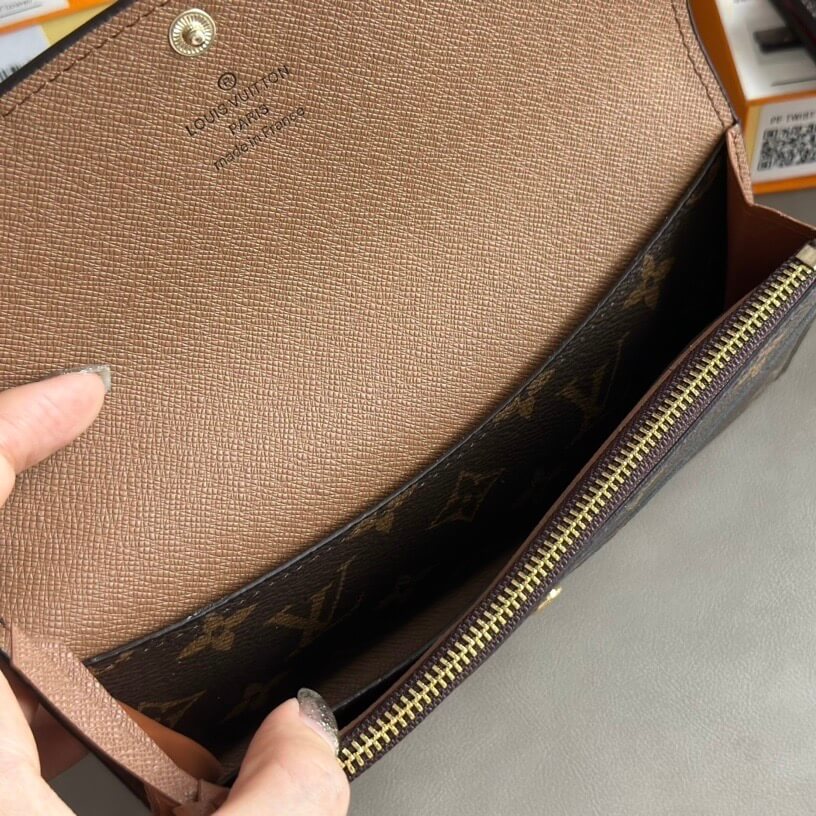 Cartera con hebilla en contraste y estampado clásico