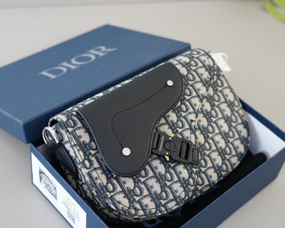 Bolso de sillín clásico sencillo con hebilla de metal