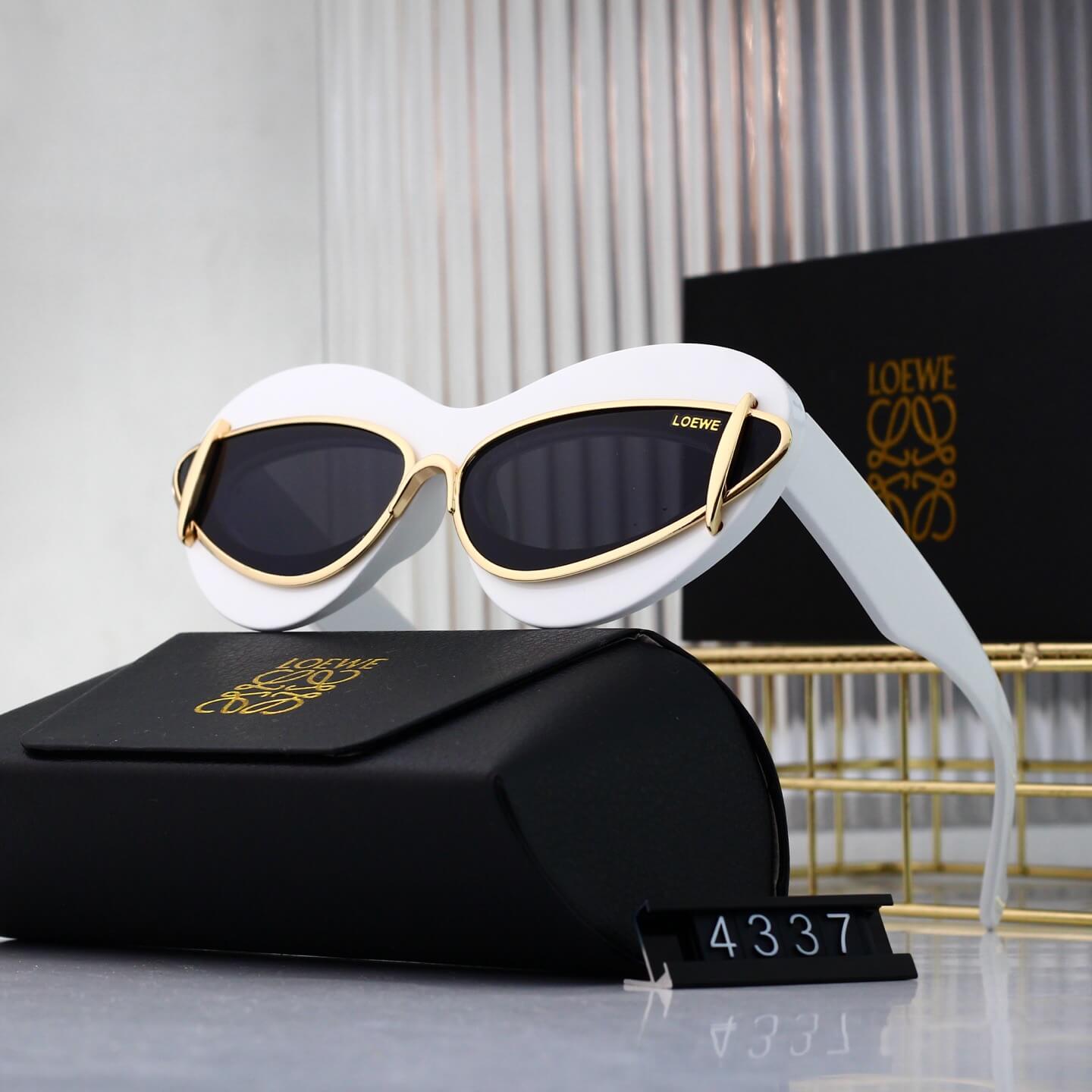 Gafas de sol retro modernas con marco de corazón incrustado