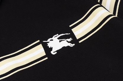 Camiseta polo con bordado de caballo de guerra a rayas