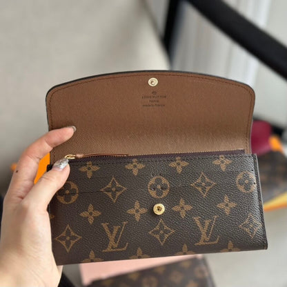 Cartera con hebilla en contraste y estampado clásico